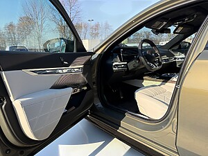BMW M760e xDrive Sedan foto 7