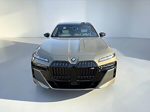 BMW M760e xDrive Sedan foto 2