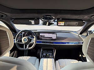 BMW M760e xDrive Sedan foto 9
