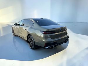 BMW M760e xDrive Sedan foto 4