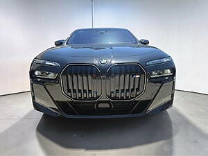 BMW M760e xDrive Sedan foto 2